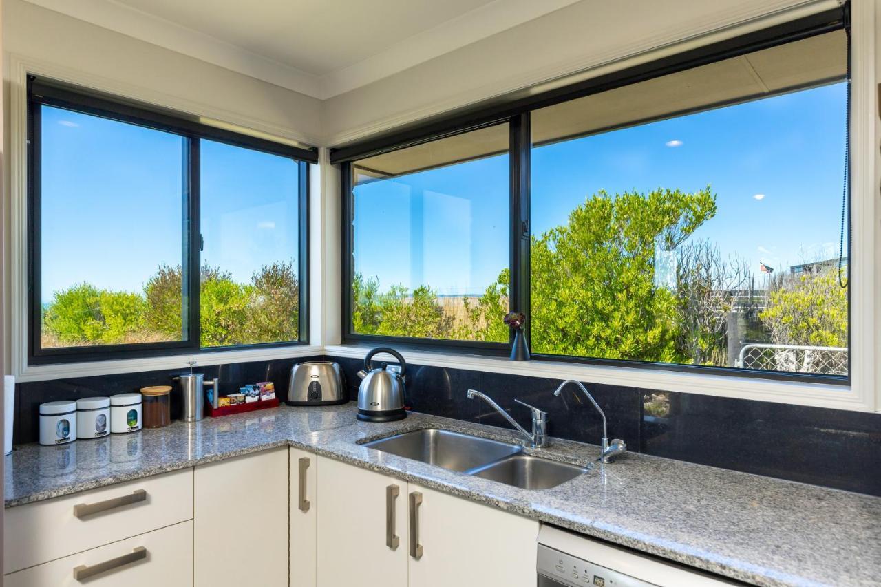 Ocean View Beachfront Apartment Blenheim Esterno foto