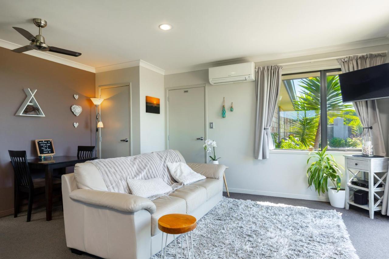 Ocean View Beachfront Apartment Blenheim Esterno foto