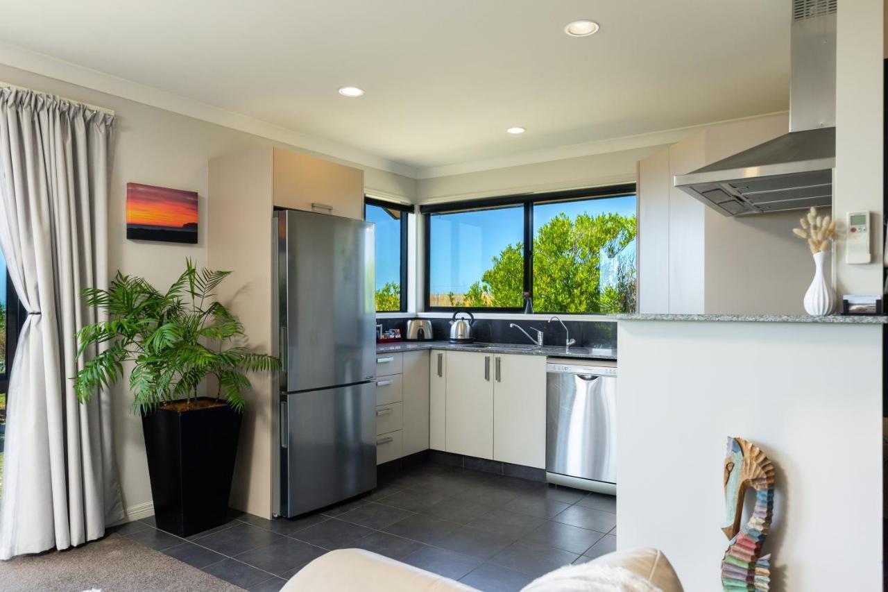 Ocean View Beachfront Apartment Blenheim Esterno foto
