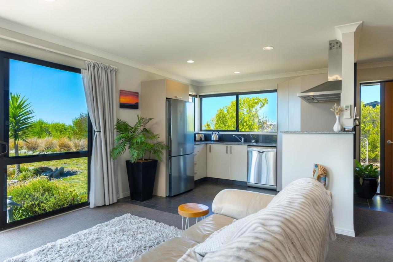 Ocean View Beachfront Apartment Blenheim Esterno foto