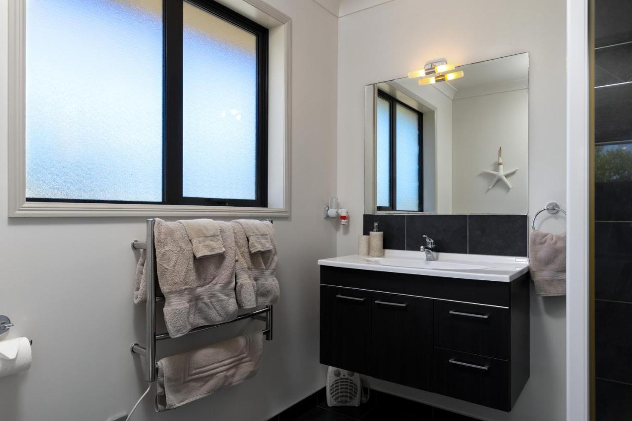 Ocean View Beachfront Apartment Blenheim Esterno foto